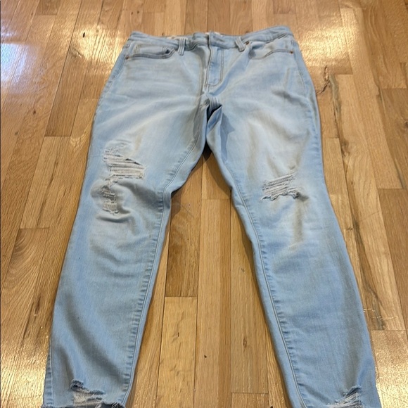 Universal Thread Women's Light Blue Distressed Jeans Size 30 - Picture 2 of 5